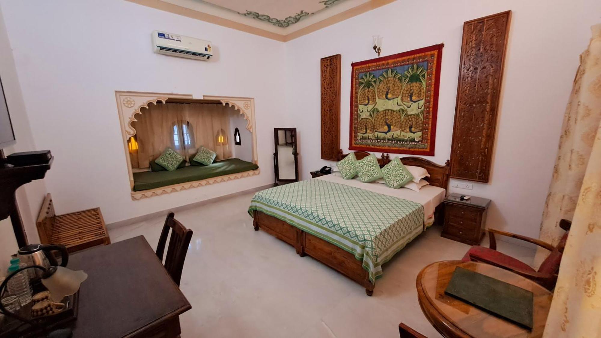 Mahendra Prakash Hotel Udaipur Room photo